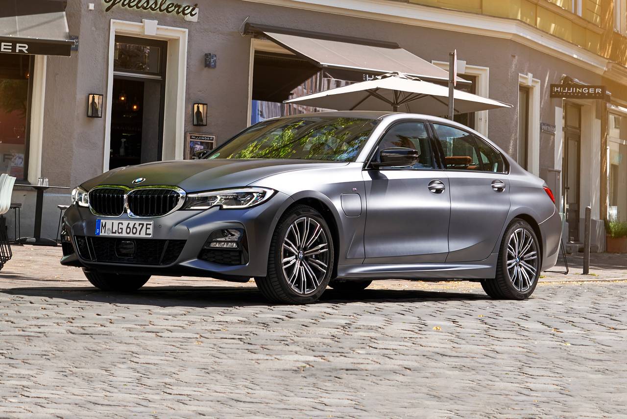 9187 Photo Exterior BMW 320i Sport Line 2021 in UAE