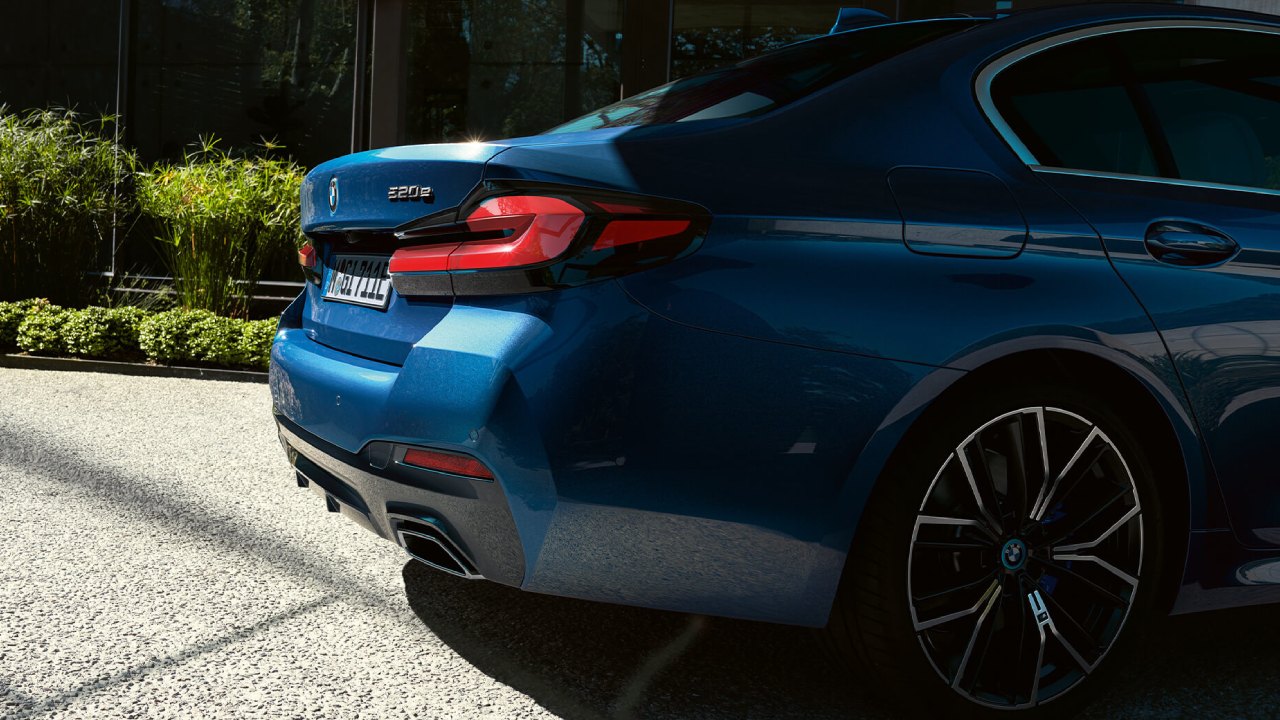 30491 Photo Exterior BMW 5 Series 520i Sedan 2023 in Saudi Arabia