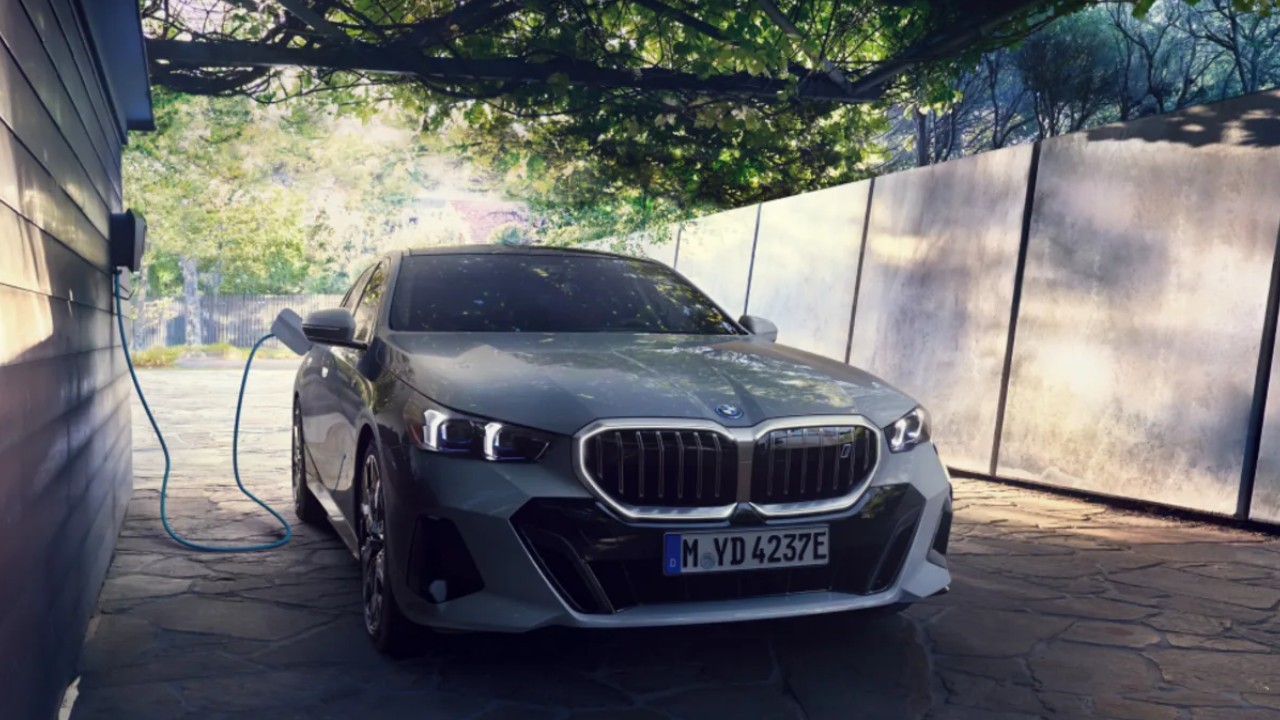 38577 Photo Exterior BMW i5 2024 in UAE