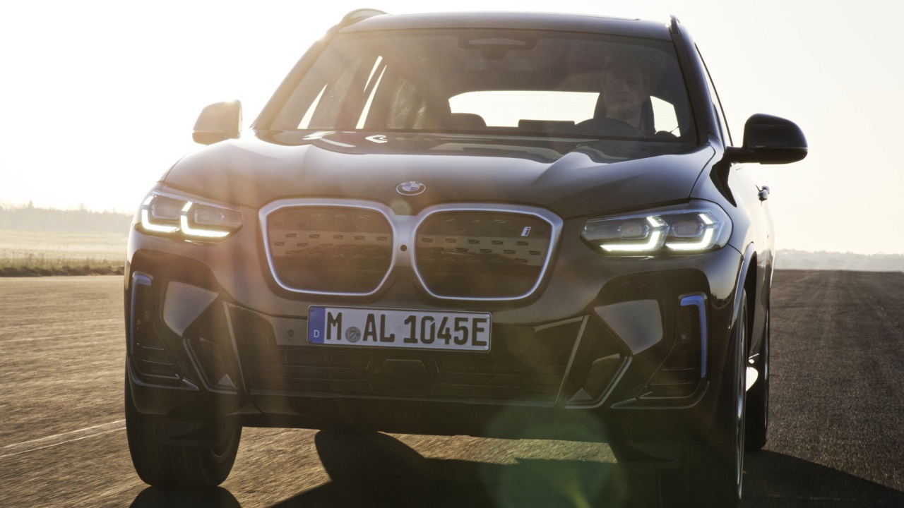 43852 Photo Exterior BMW iX3 2024 in UAE