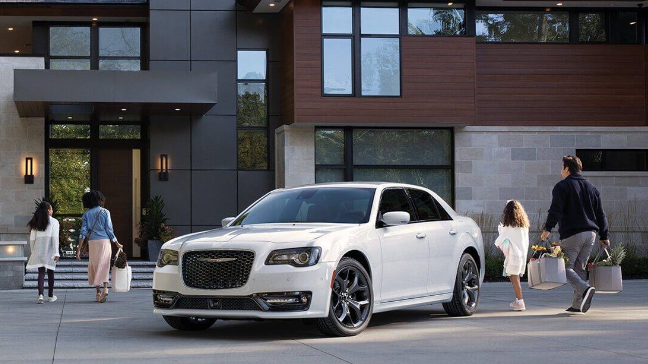 33816 Photo Exterior Chrysler 300 Limited 2023 in UAE