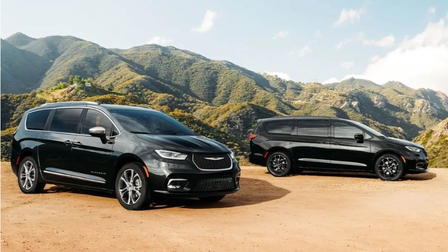 8744 Photo Exterior Chrysler Pacifica Touring L Plus 2021 in Saudi Arabia