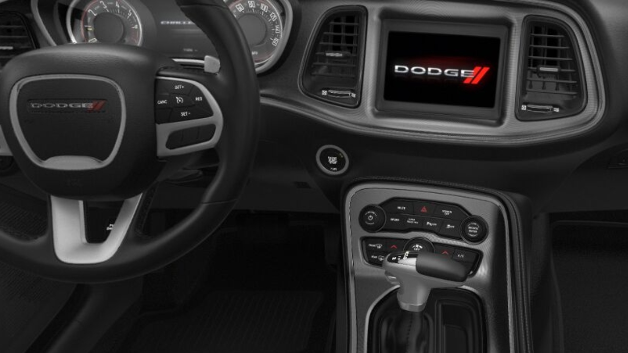31514 Photo Exterior Dodge Challenger 2023 in UAE
