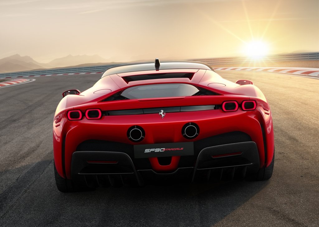 18872 Photo Exterior Ferrari SF90 Stradale Standard 2022 in UAE