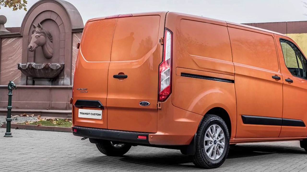 36717 Photo Exterior Ford Transit Custom 2023 in UAE