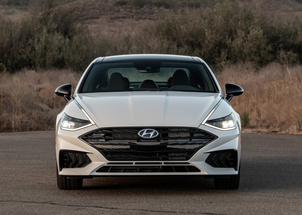 19037 Photo Exterior Hyundai Sonata 2.0 Smart + HEV 2022 in Saudi Arabia