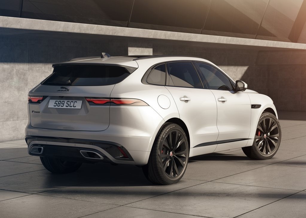 16170 Photo Exterior Jaguar F-Pace R-Dynamic HSE 2022 in Saudi Arabia