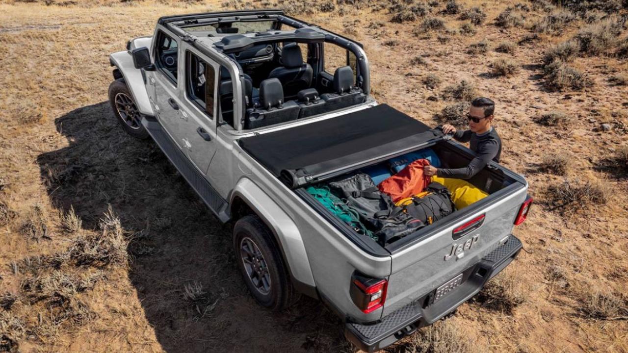 28096 Photo Exterior Jeep Gladiator 2023 in Saudi Arabia