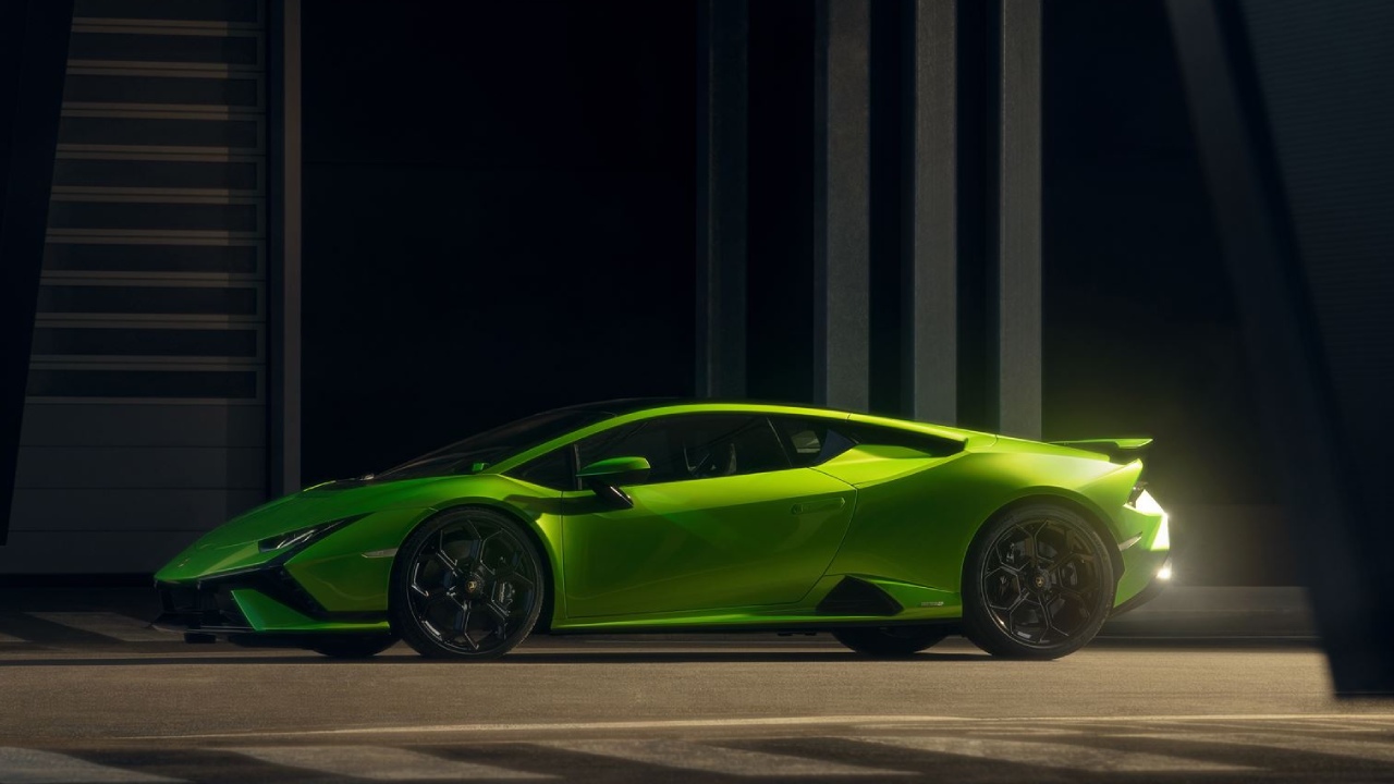 30176 Photo Exterior Lamborghini Huracan Tecnica 2023 in Saudi Arabia