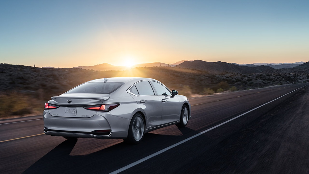 27852 Photo Exterior Lexus ES 300h Hybrid 2023 in Saudi Arabia