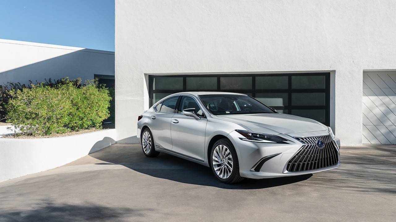 27844 Photo Exterior Lexus  ES 300h Hybrid Executive 2023 in Saudi Arabia