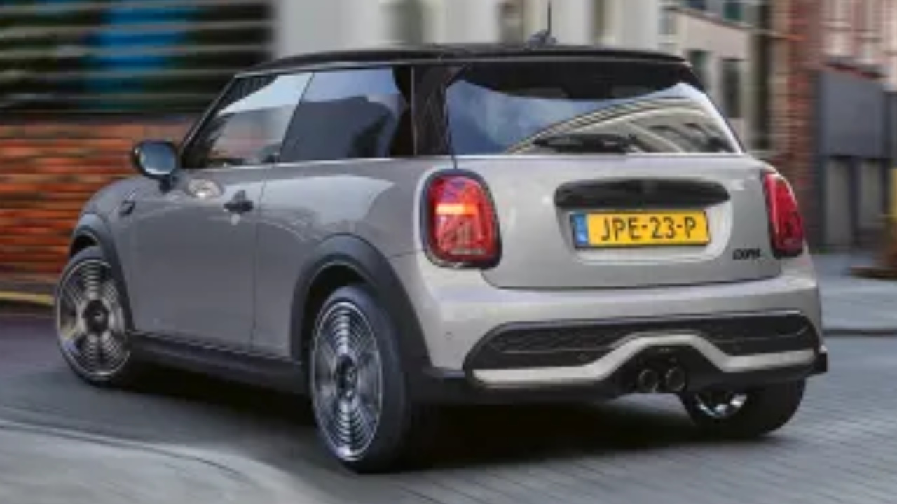 37447 Photo Exterior Mini 3-Door Hatch 2023 in UAE
