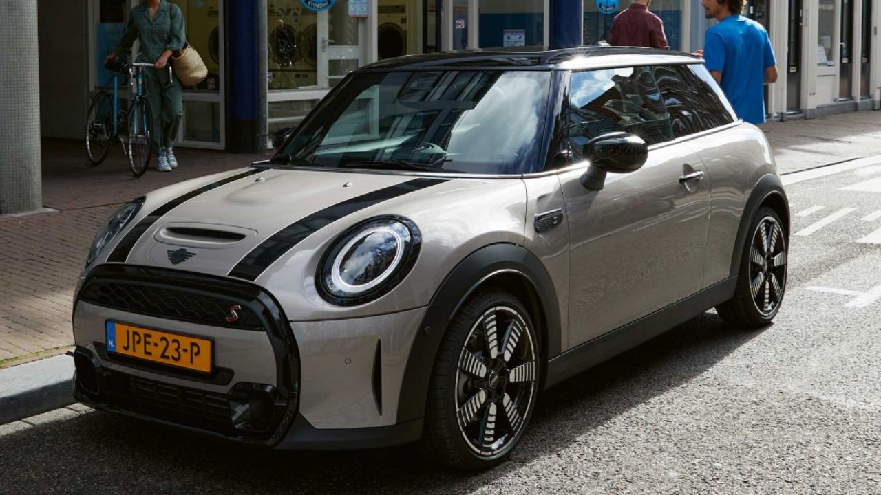 42788 Photo Exterior Mini 3-Door Hatch 2024 in UAE