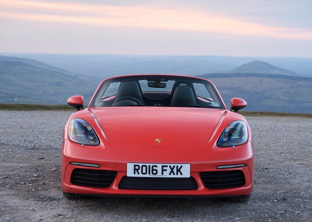 19886 Photo Exterior Porsche 718 Boxster 2022 in UAE