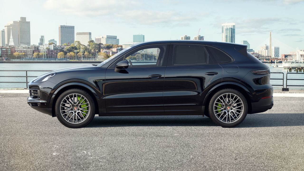 27219 Photo Exterior Porsche Cayenne E-Hybrid Platinum 2023 in UAE