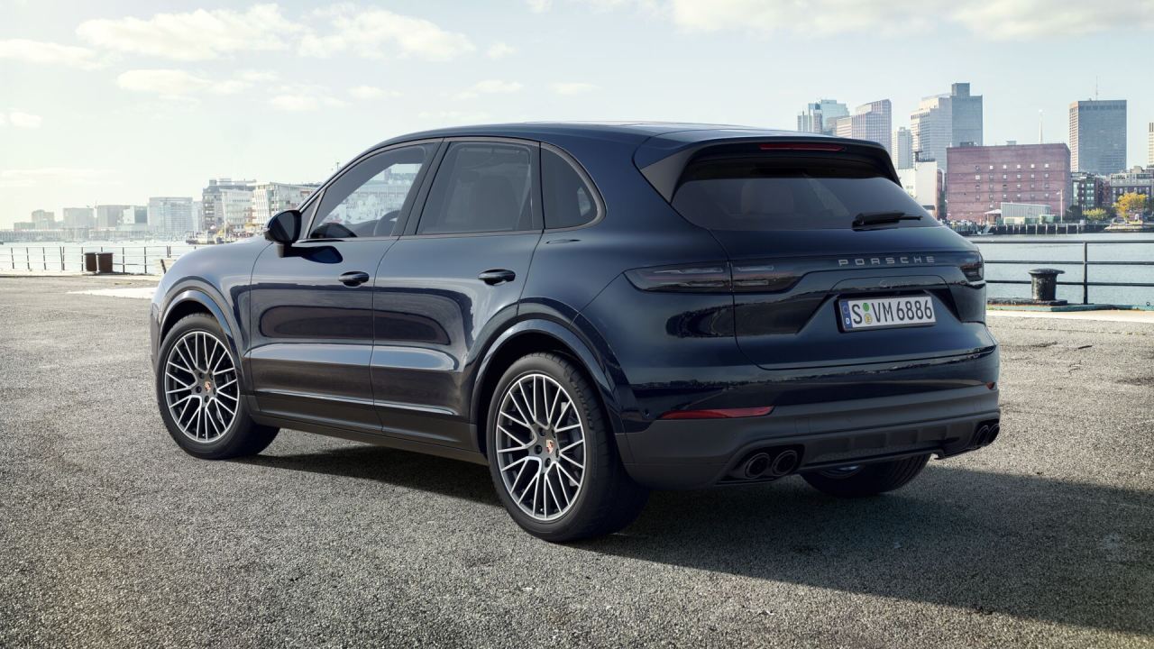 27214 Photo Exterior Porsche Cayenne Platinum 2023 in UAE