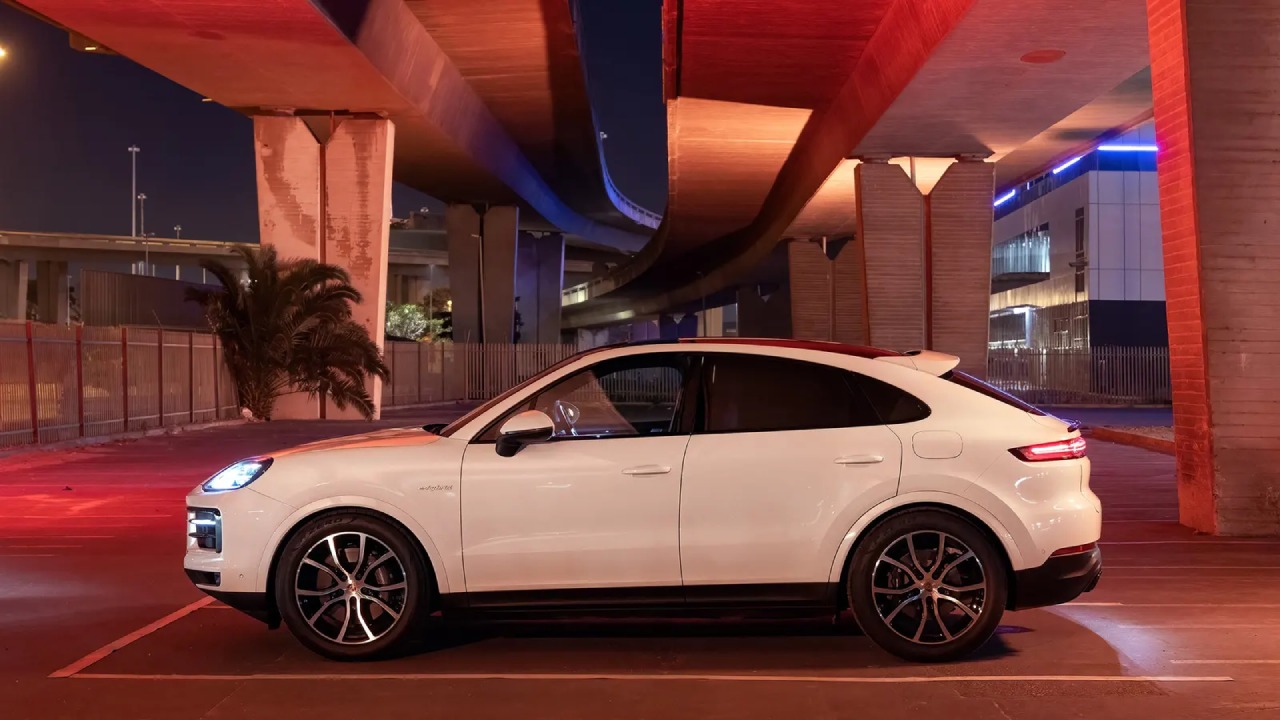 37540 Photo Exterior Porsche Cayenne Coupe 2024 in UAE