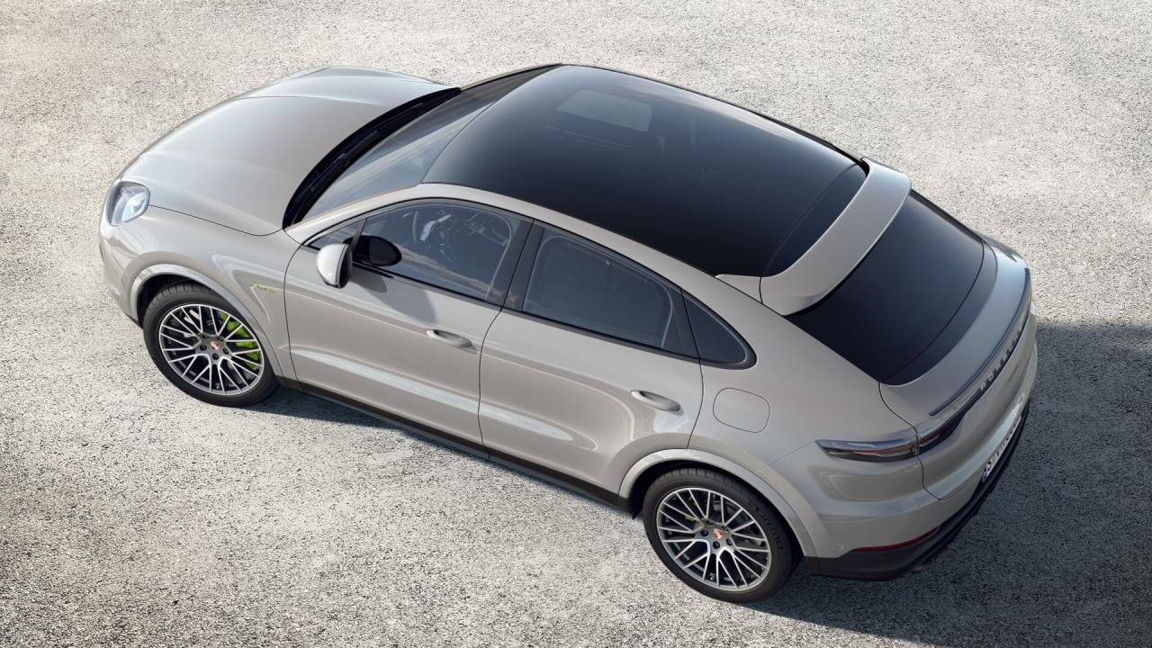 27786 Photo Exterior Porsche Cayenne Coupe E-Hybrid Platinum 2023 in UAE