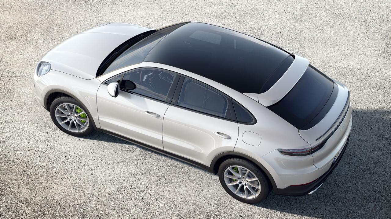 27781 Photo Exterior Porsche Cayenne Coupe E-Hybrid 2023 in UAE