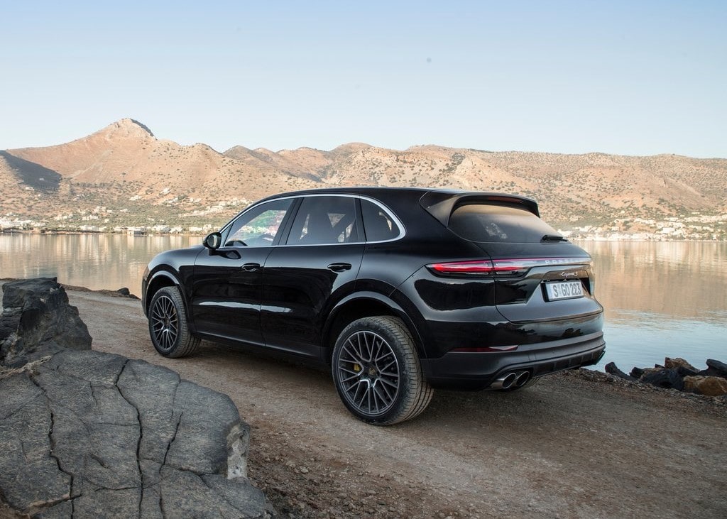 20576 Photo Exterior Porsche Cayenne S Platinum 2022 in UAE