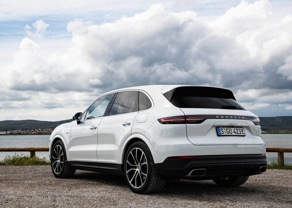 20562 Photo Exterior Porsche Cayenne E-Hybrid Platinum 2022 in UAE