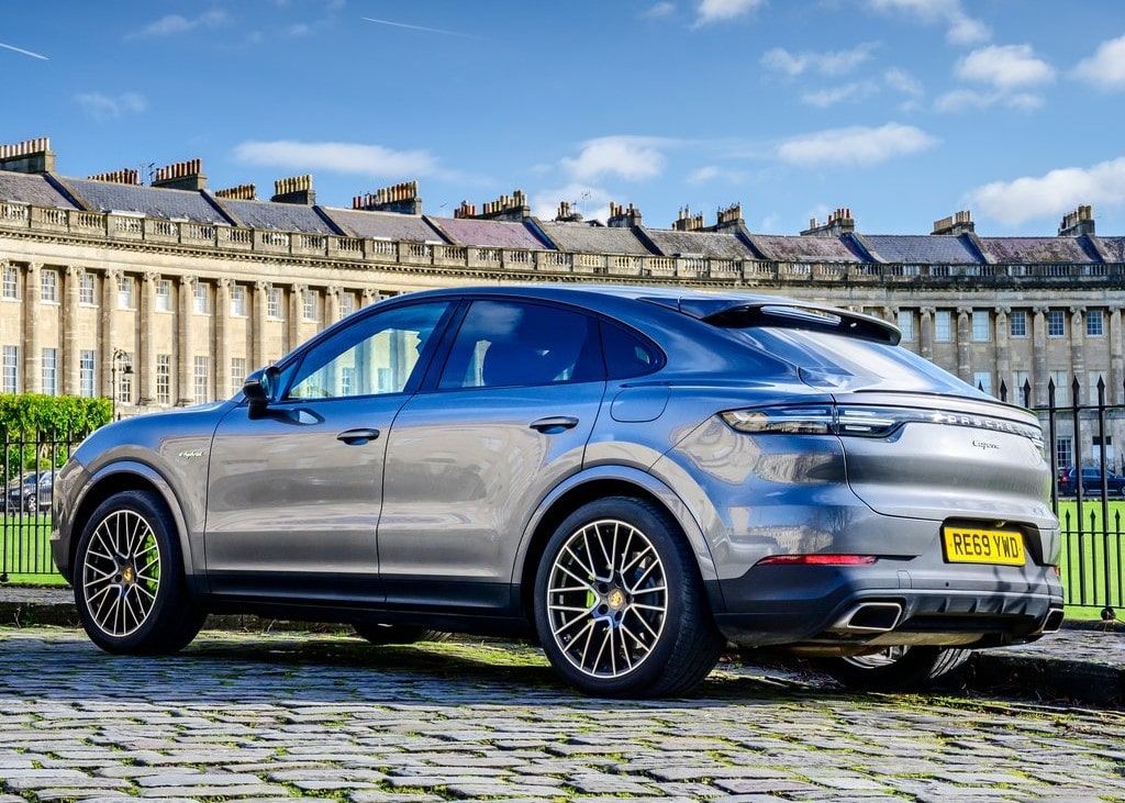 20330 Photo Exterior Porsche Cayenne Coupe E-Hybrid 2022 in UAE