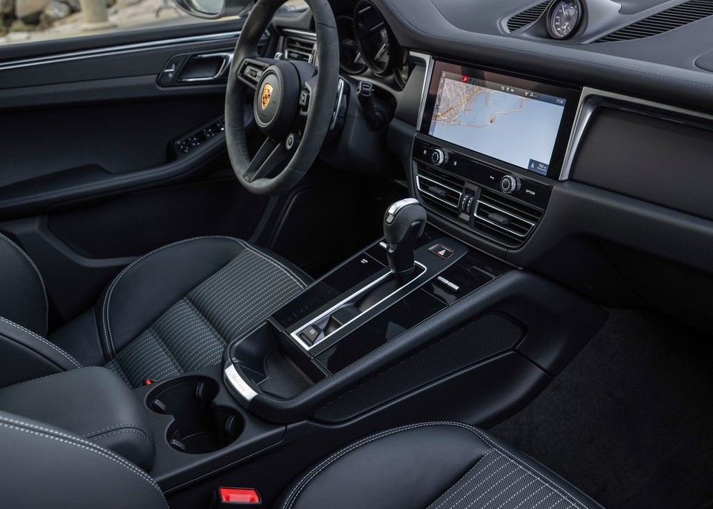 20398 Photo Exterior Porsche Macan Standard 2022 in Saudi Arabia