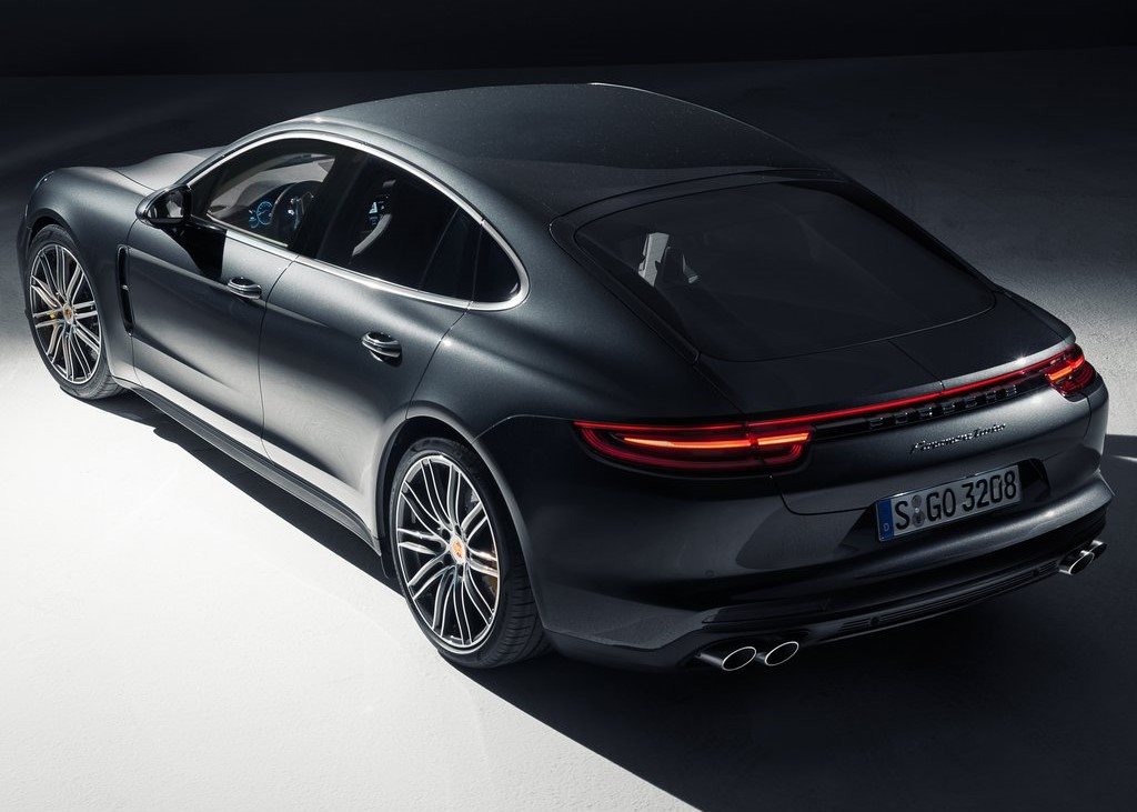 20530 Photo Exterior Porsche Panamera Platinum 2022 in UAE