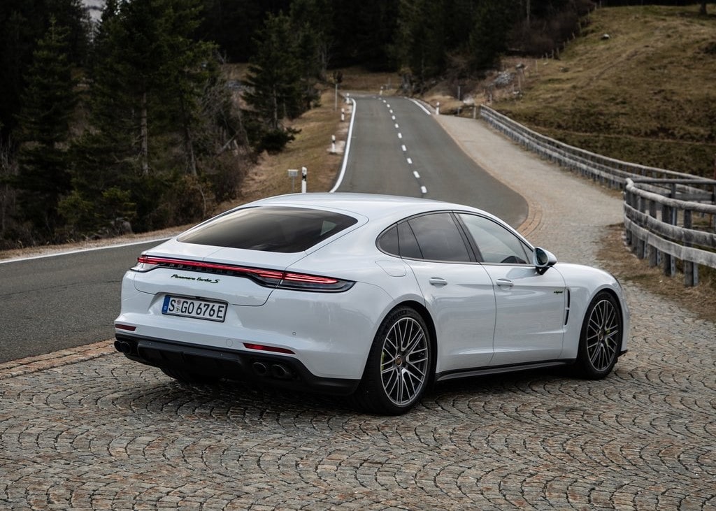 20290 Photo Exterior Porsche Panamera Turbo S E-Hybrid 2022 in UAE