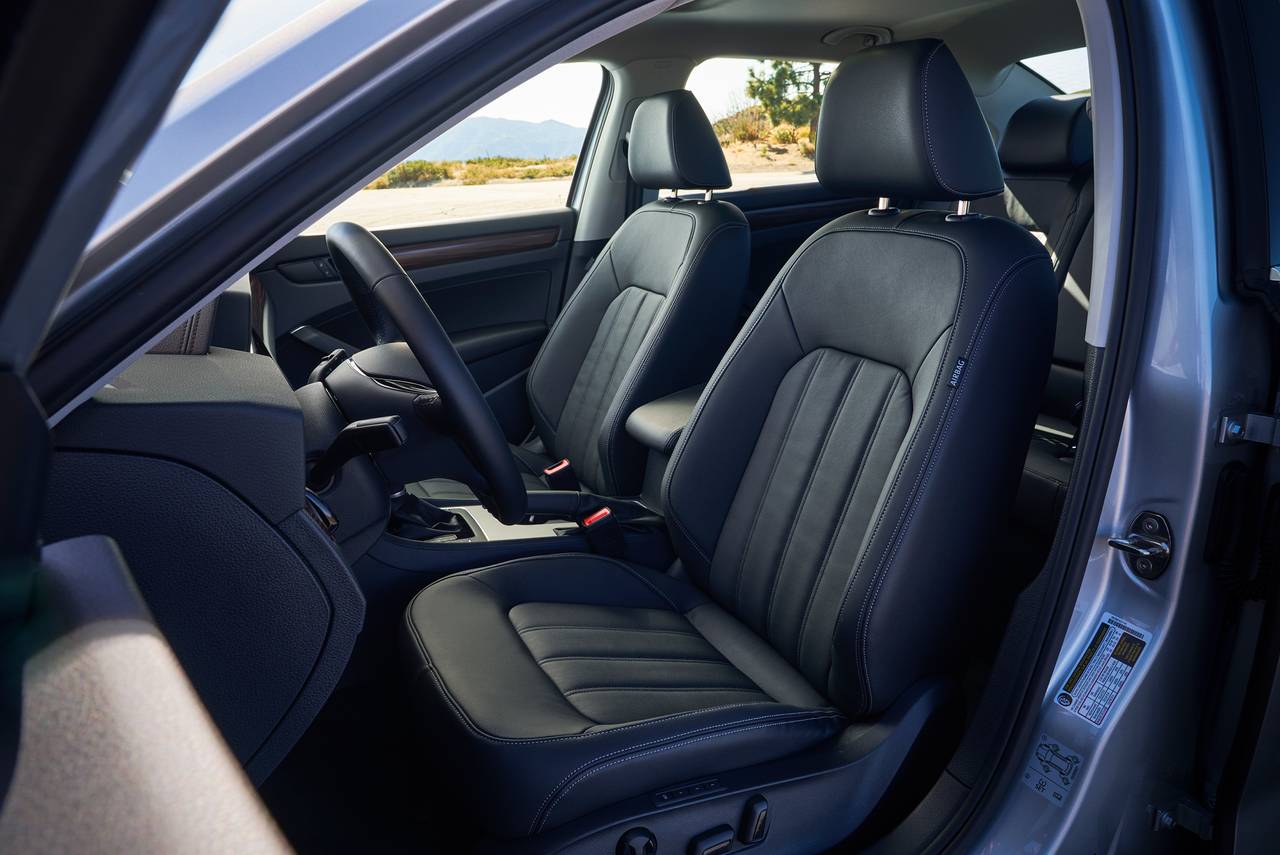 9906 Photo Exterior Volkswagen Passat STD 2021 in Saudi Arabia