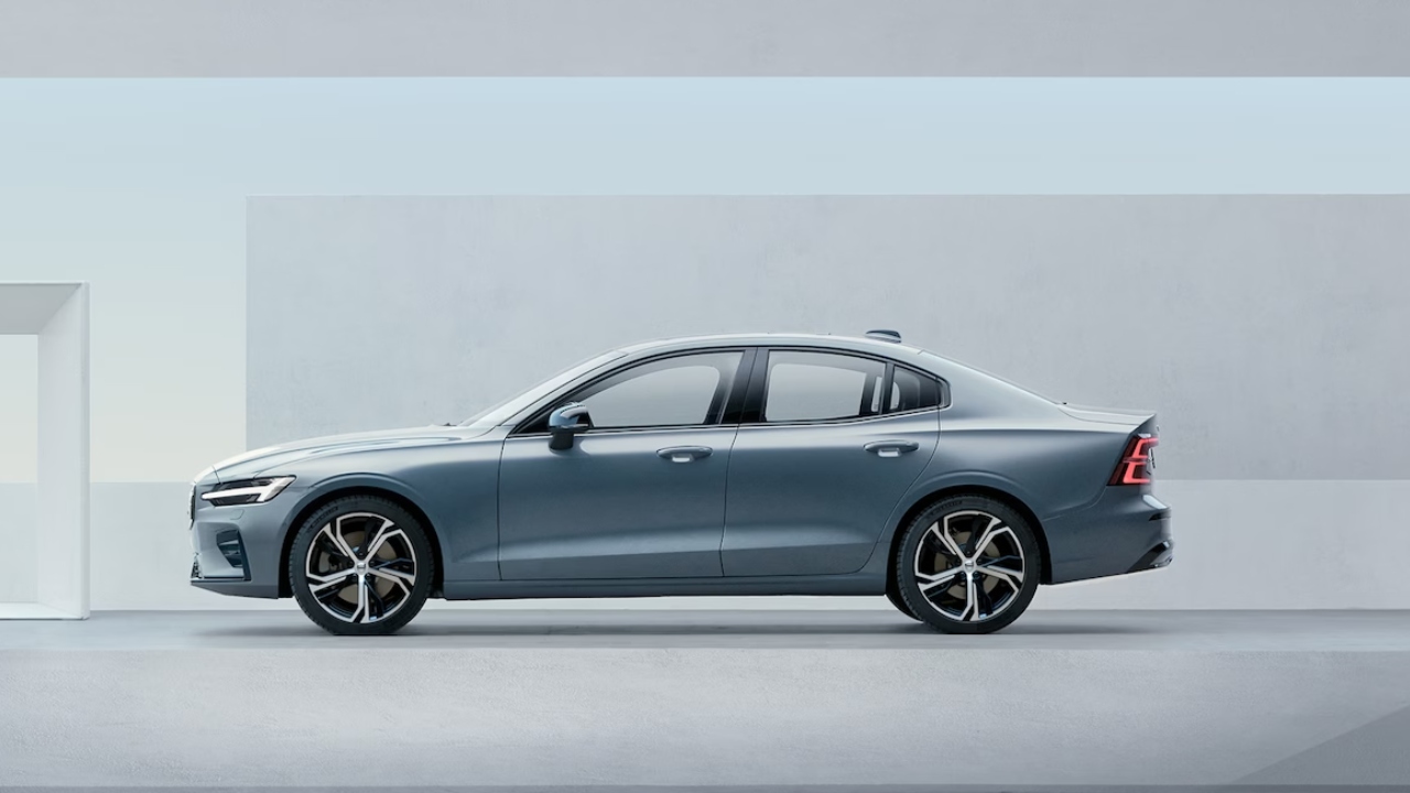 44261 Photo Exterior Volvo S60 2024 in UAE