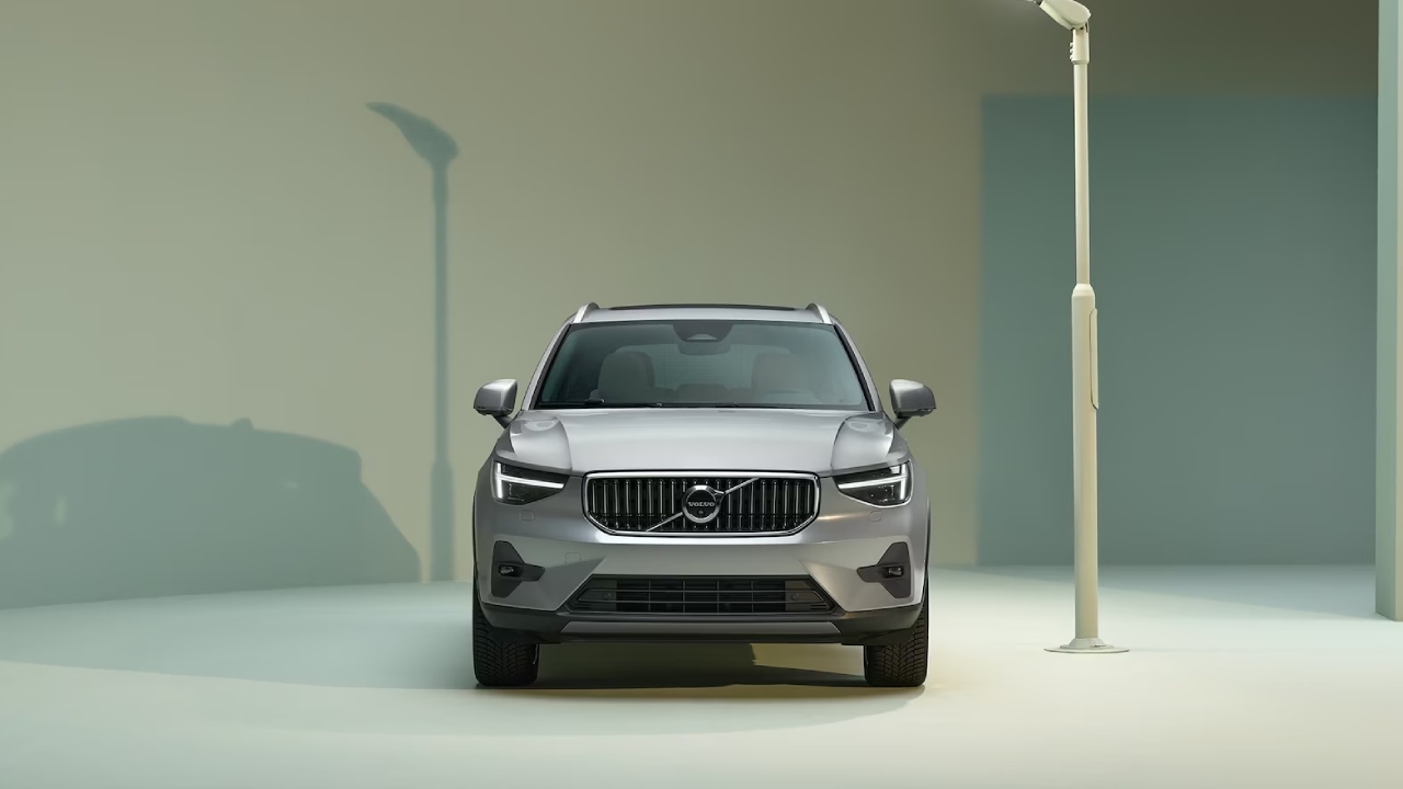 30586 Photo Exterior Volvo XC40 Momentum 2023 in Saudi Arabia