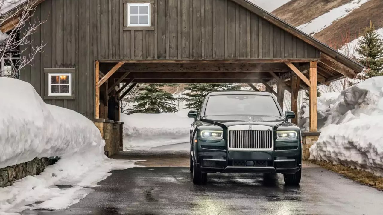 30340 Photo Exterior Rolls Royce Cullinan Standard 2023 in UAE