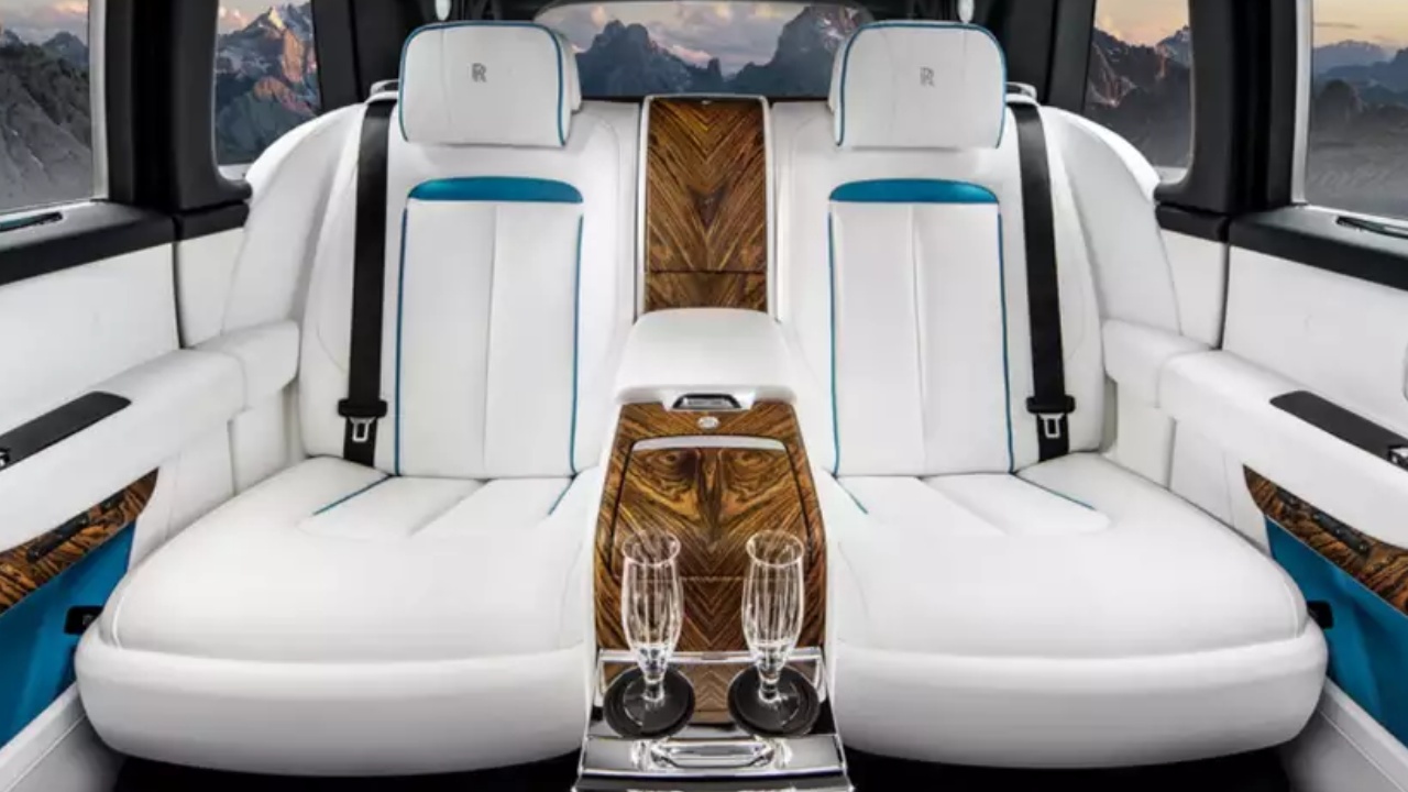 34705 Photo Exterior Rolls Royce Cullinan Standard 2023 in UAE
